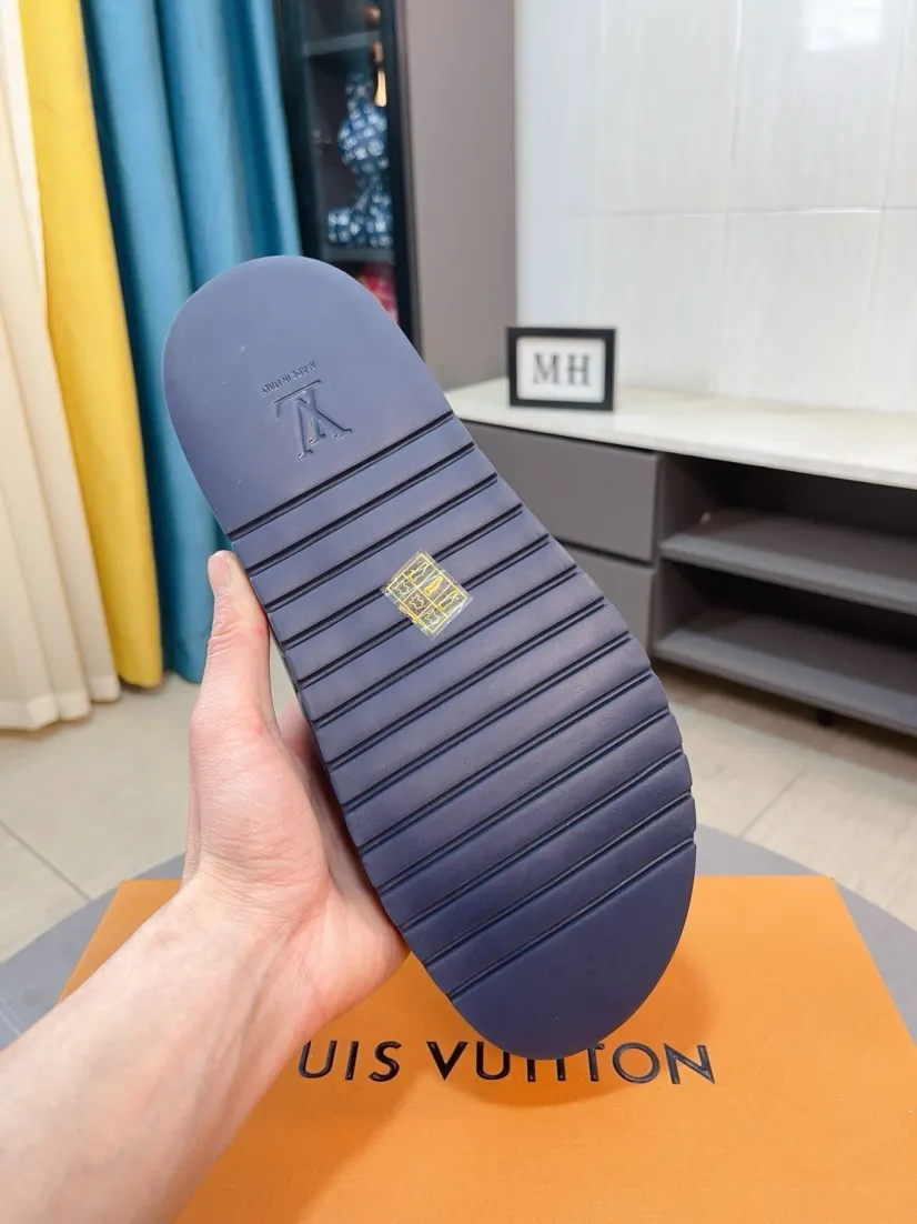Men's shoes 💰360🌹🌹 (lv-Louis Vuitton) new men's sandals, high-end boutique, exquisite embossed logo decoration on the upper, fine workmanship, super soft soles, casual, loose and comfortable, a must-have in summer! \nsize：38-44